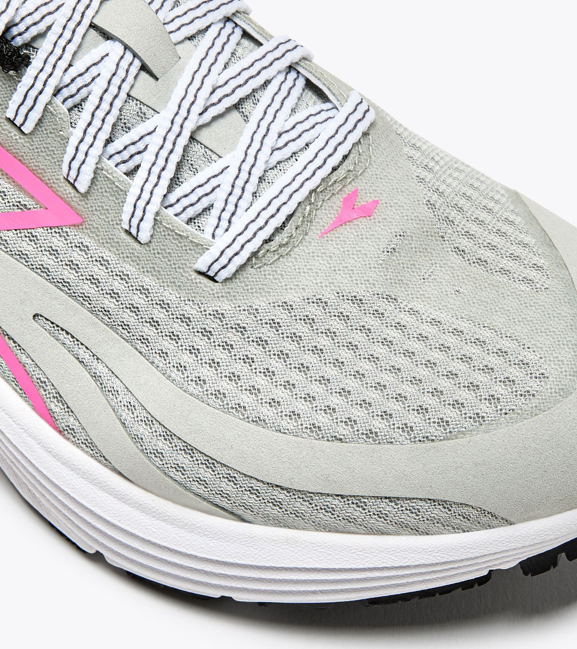 Running shoe - Cushioning and protection - Women’s
 MYTHOS BLUSHIELD 9 VORTICE W SILVER DD/PINK FLUO - Diadora