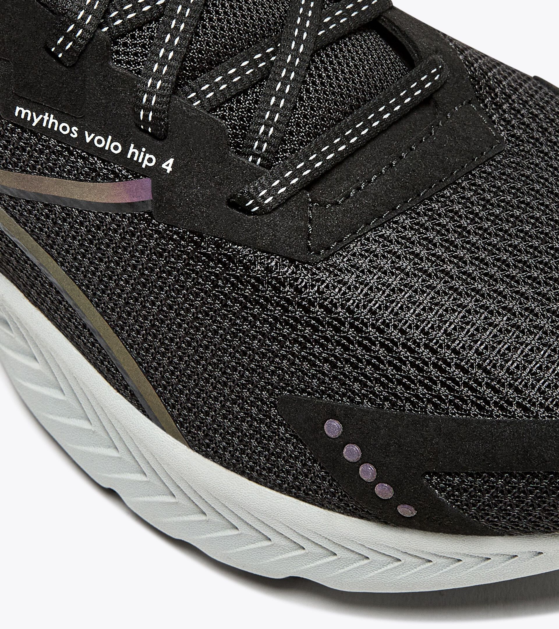 Running shoe with reflective details - Stability and lightness - Men’s MYTHOS BLUSHIELD VOLO 4 HIP BLACK/SILVER - Diadora