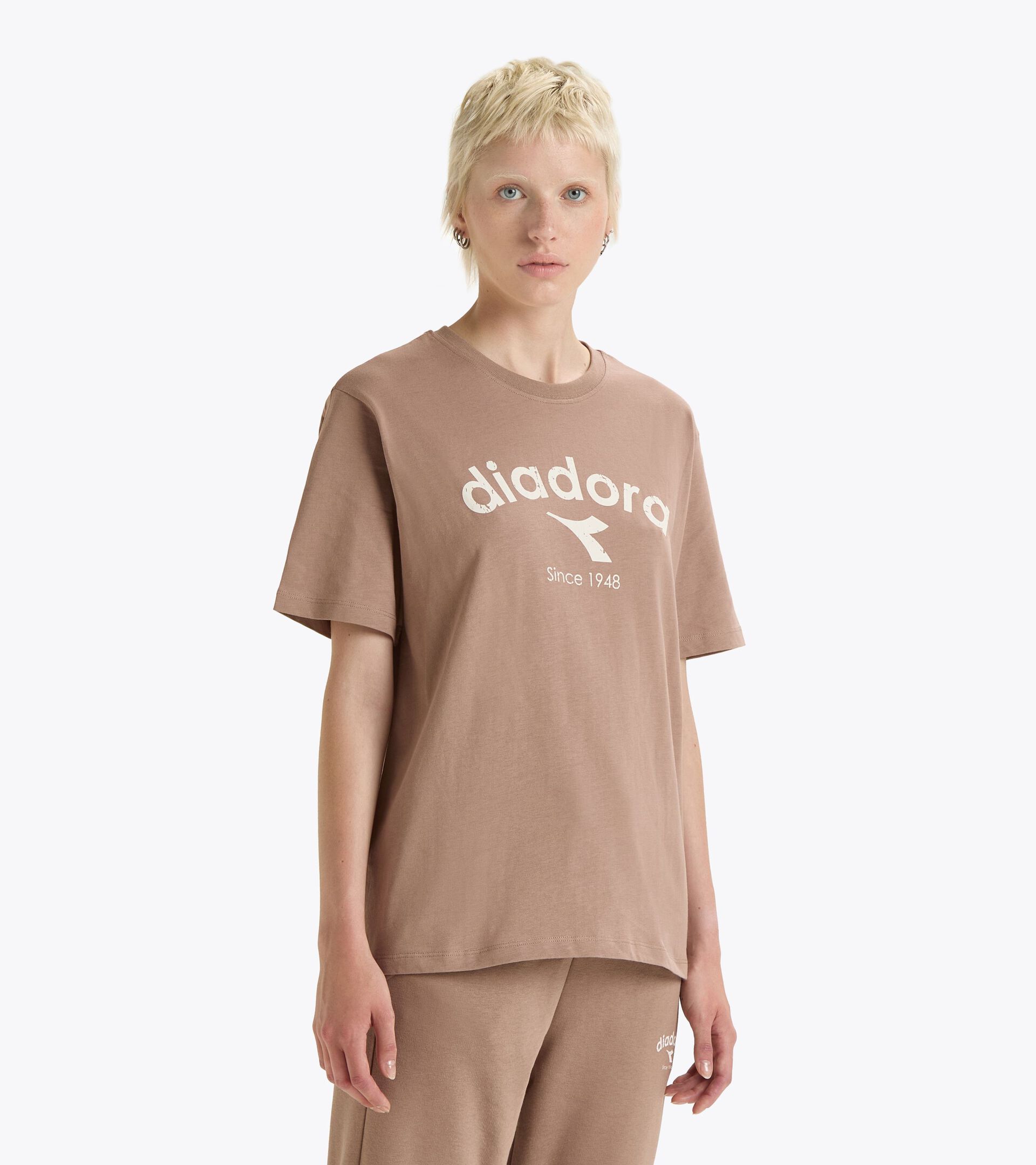 T-shirt - Gender Neutral
 T-SHIRT SS ATHL. LOGO LIGHT BROWN HAZELNUT - Diadora