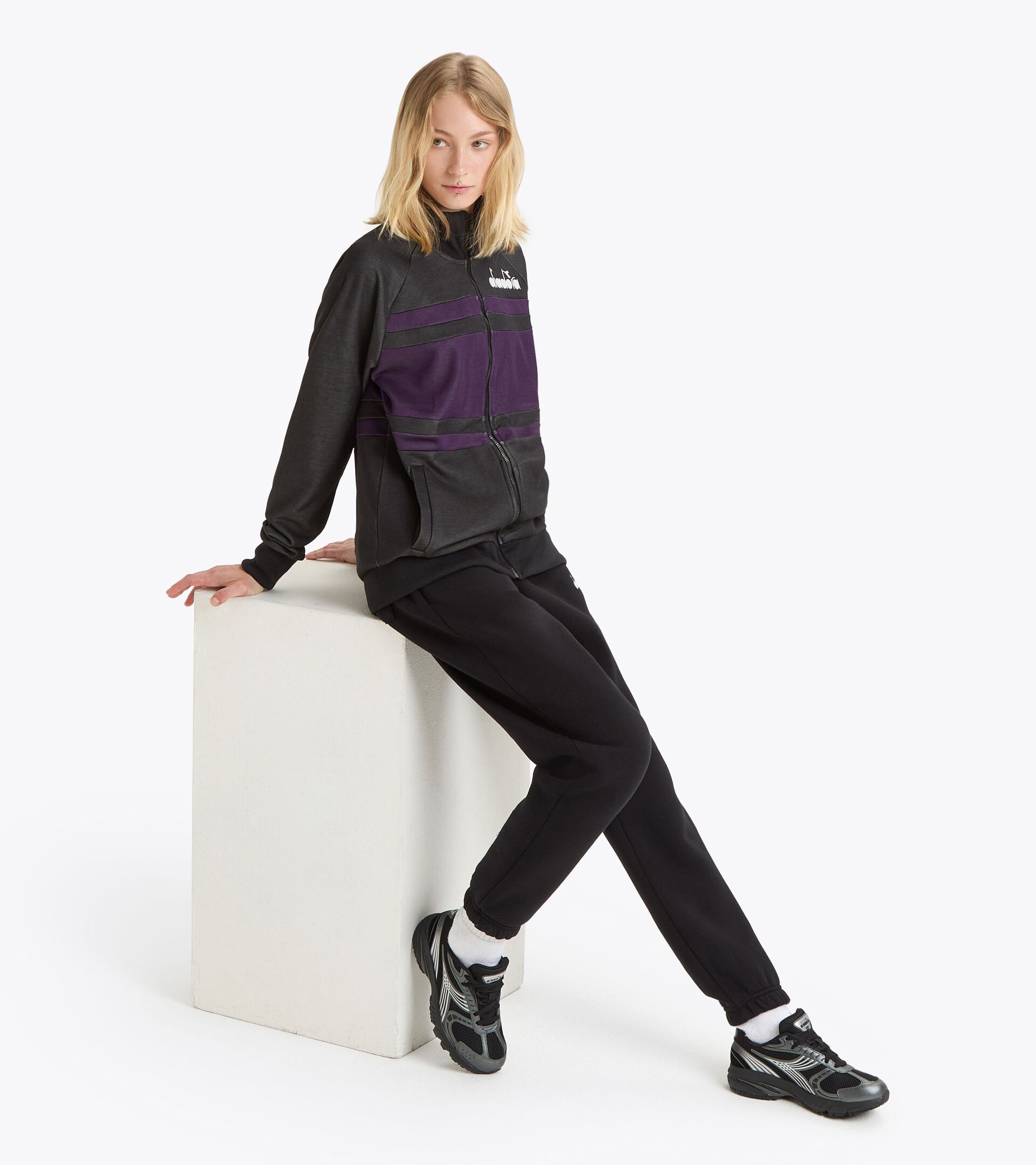 Chaqueta deportiva de corte regular - Gender neutral JACKET 80S BLACK/CROWN JEWEL - Diadora