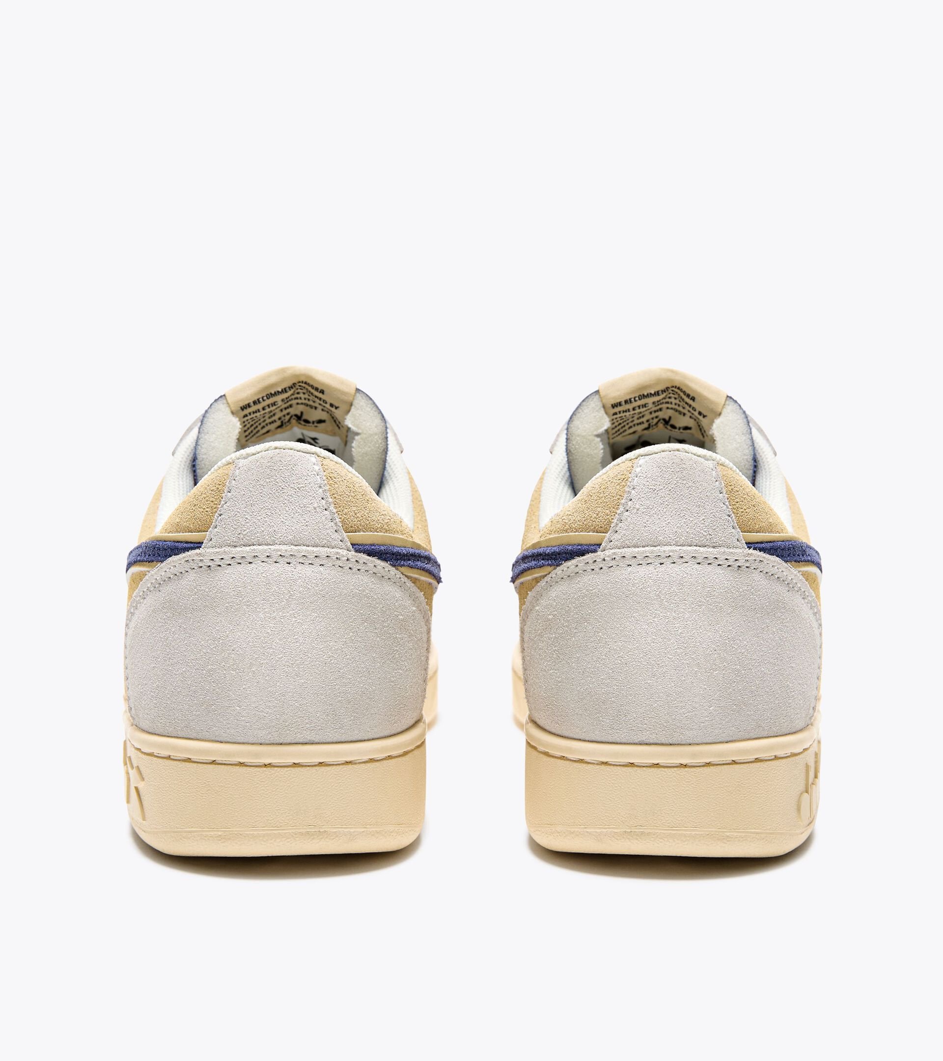 Sportschuh - Gender neutral MAGIC BASKET LOW SUEDE LEATHER BIANCO OTTICO/BLU MERLINO - Diadora