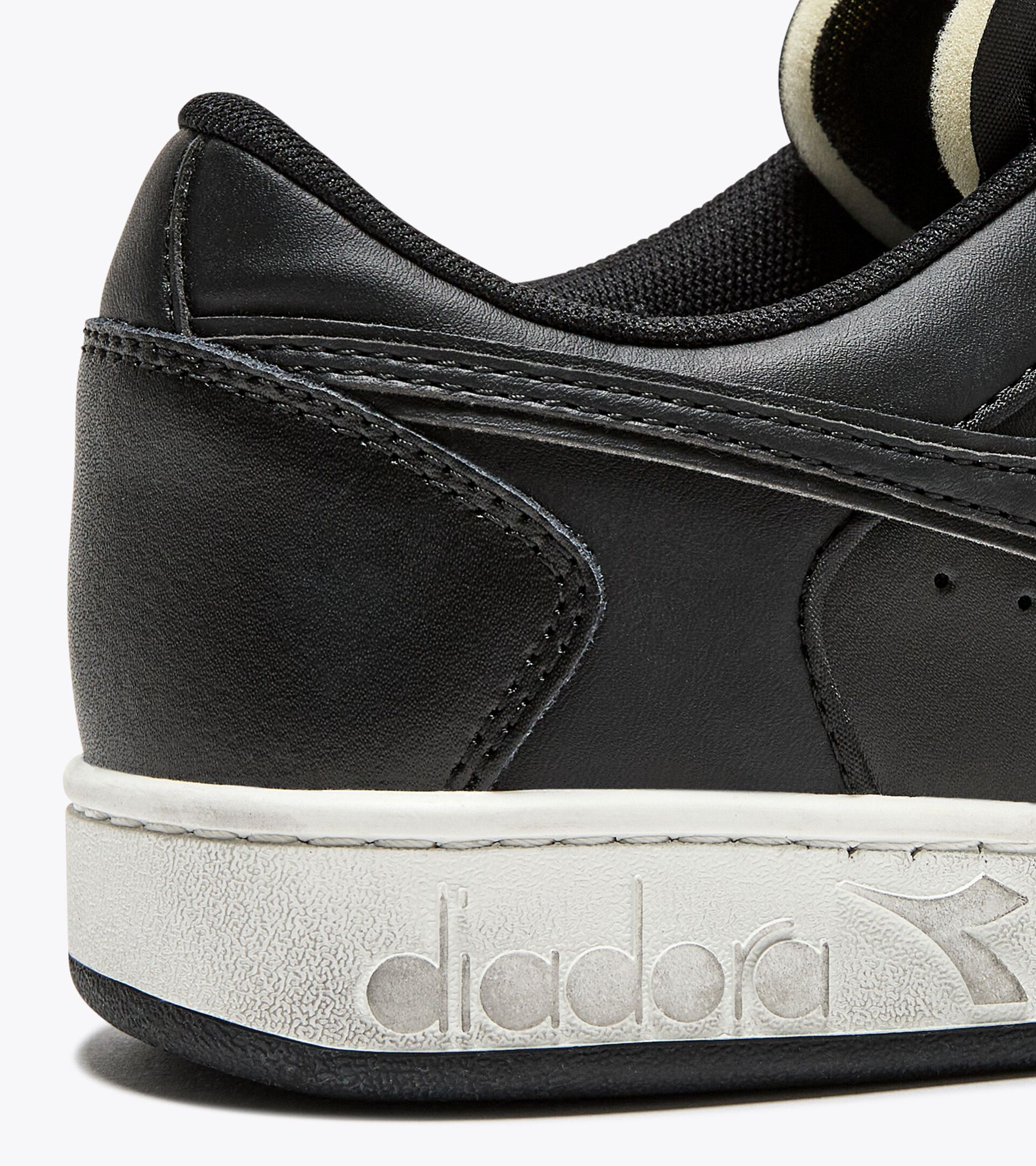 Chaussures de sportswear - Gender neutral MAGIC BASKET LOW ICONA NOIR/NOIR - Diadora