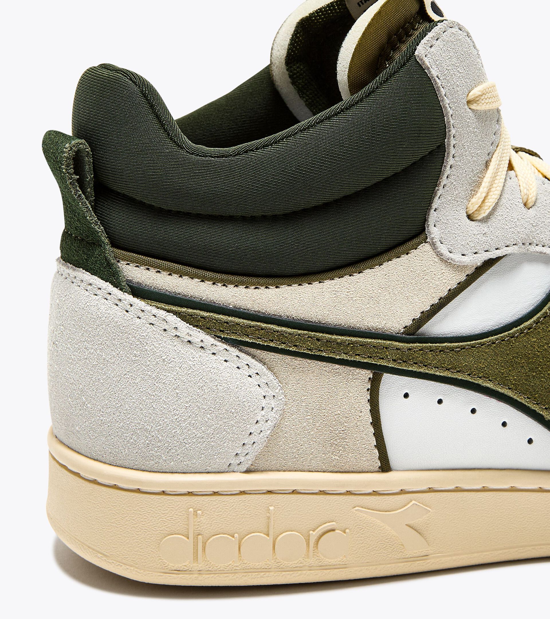 Sneaker sportiva - Gender Neutral MAGIC BASKET DEMI CUT SUEDE LEATHER BIANCO/VERDE KOMBU - Diadora