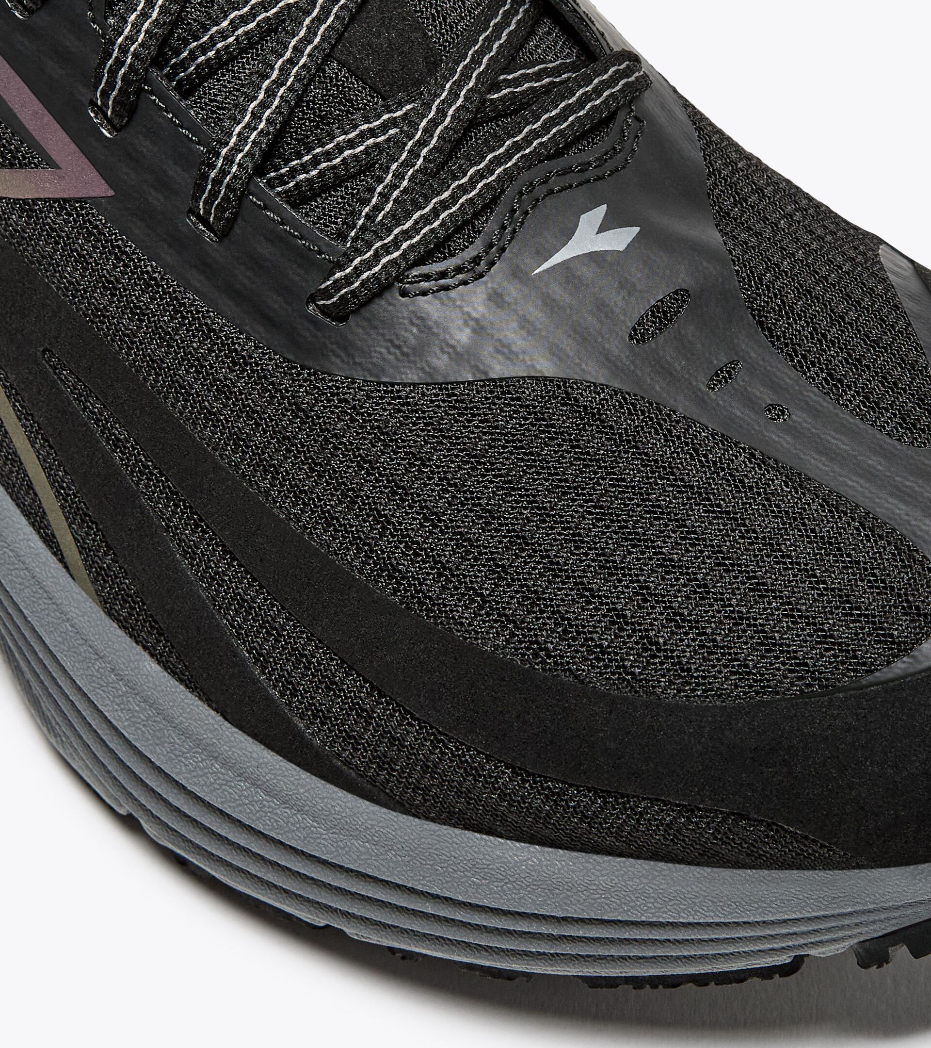 Scarpa da running con dettagli riflettenti - Cushioning e protezione - Uomo MYTHOS BLUSHIELD 9 VORTICE HIP NERO/NERO - Diadora