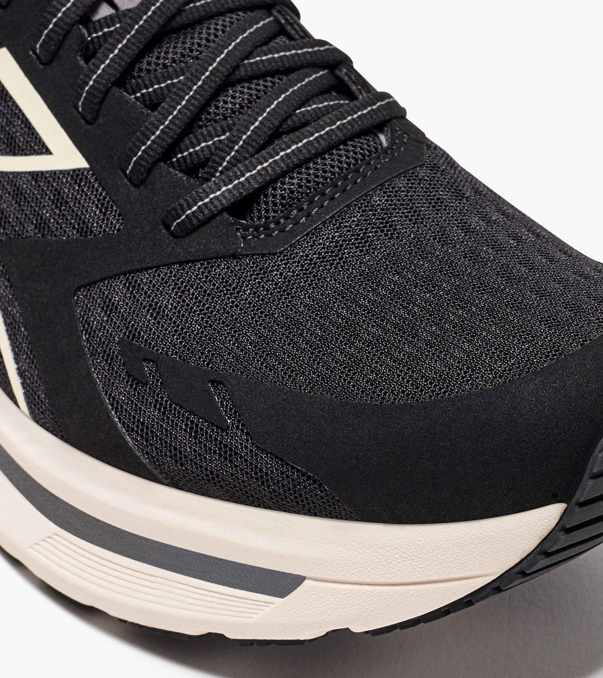 Running shoe - Comfort and stability - Men's CELLULA BLACK/WHISPER WHITE - Diadora