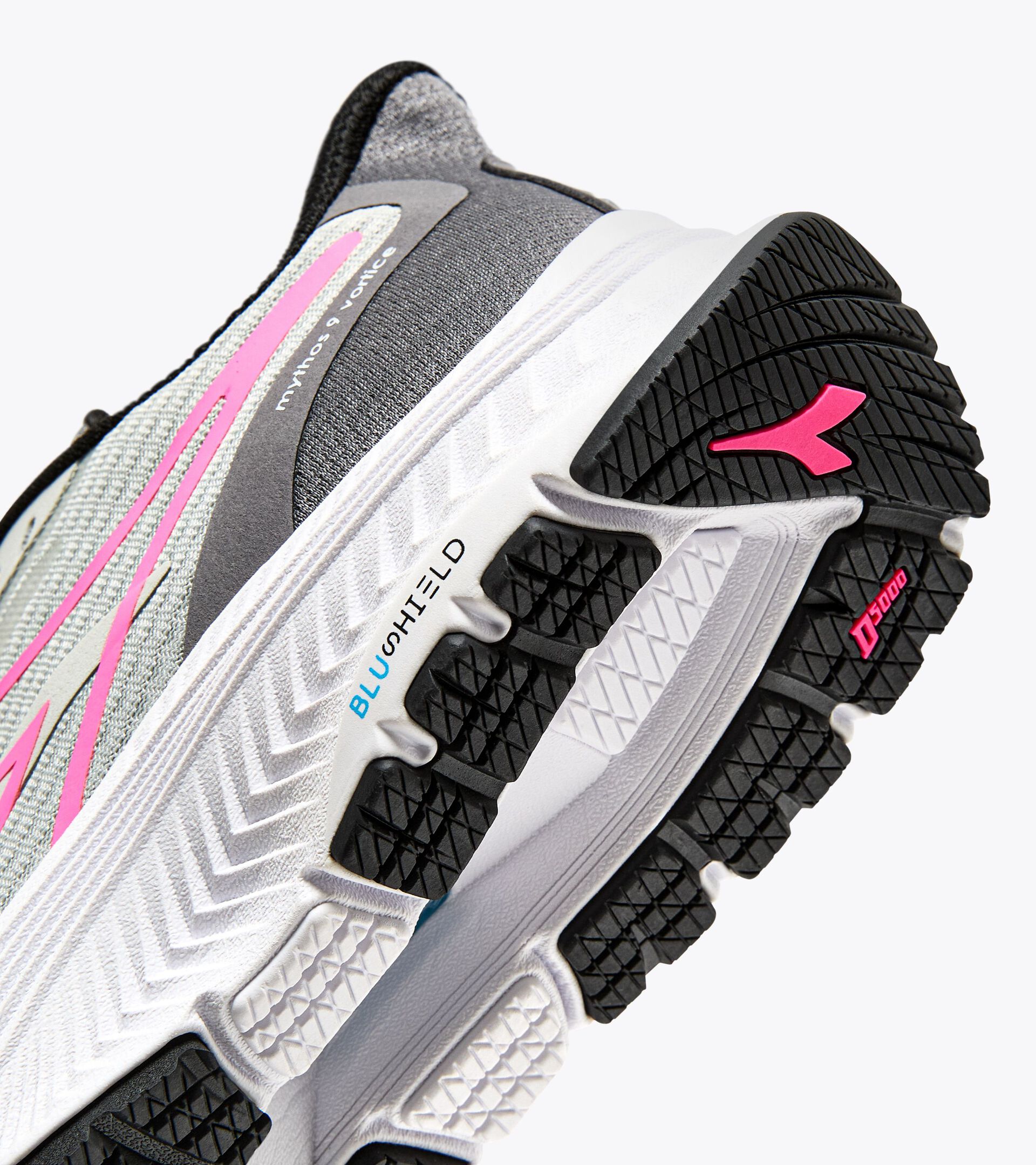 Zapatillas de running - Amortiguación y protección - Mujer
 MYTHOS BLUSHIELD 9 VORTICE W PLATA DD/ROSA FLUO - Diadora