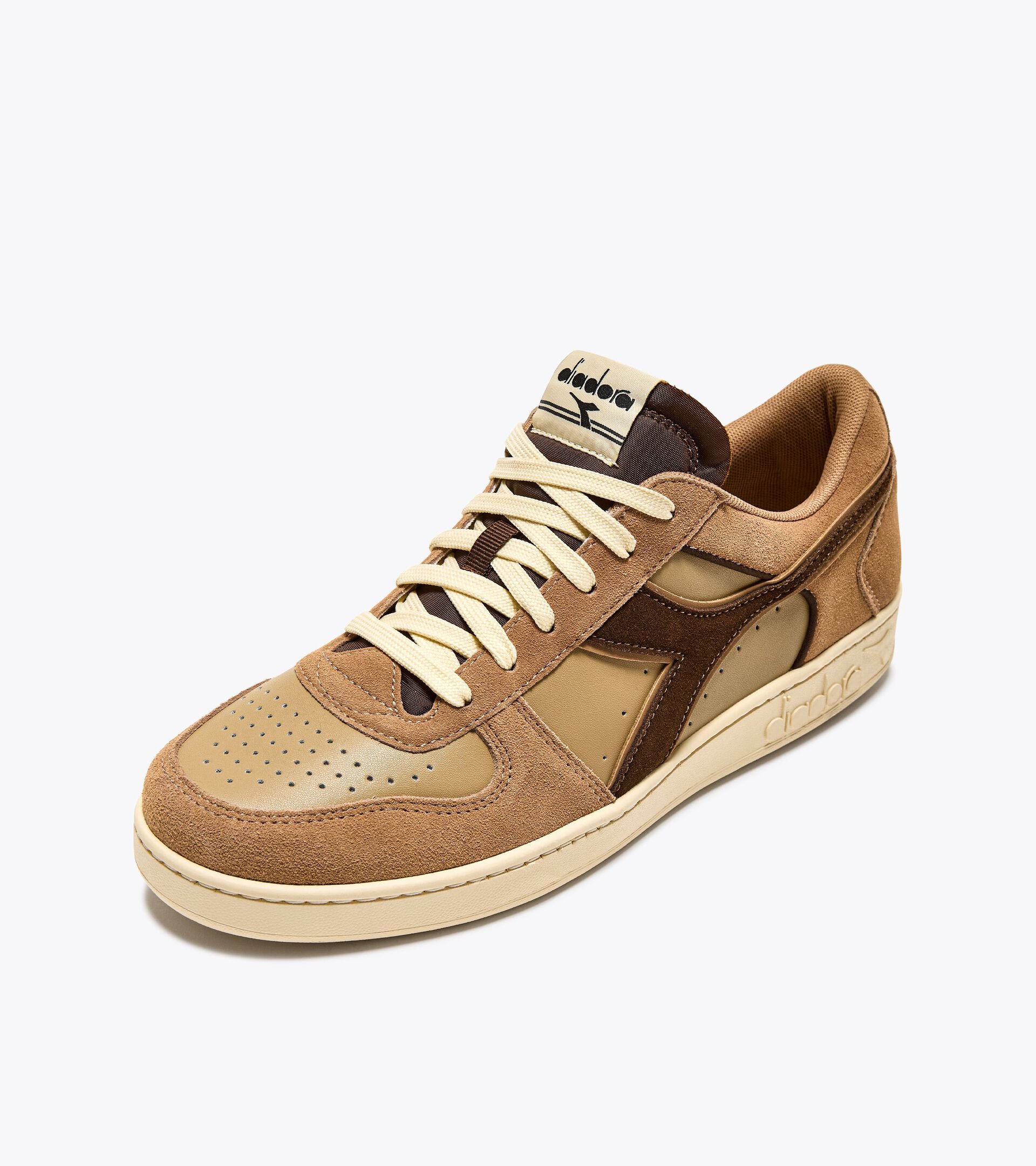 Sporty sneakers - Gender neutral MAGIC BASKET LOW SUEDE LEATHER BEIGE CROISSANT - Diadora