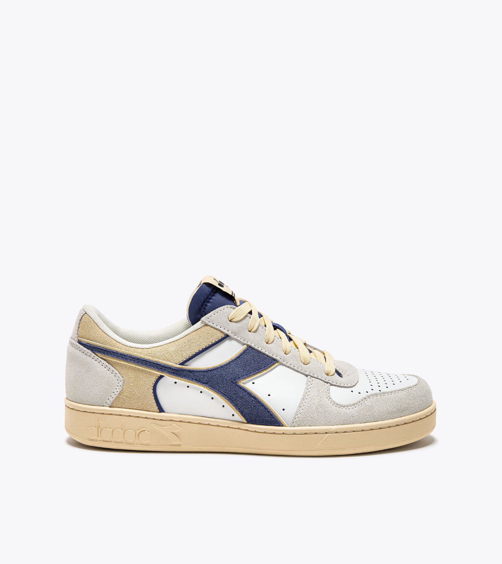 Chaussures de sportswear - Gender neutral MAGIC BASKET LOW SUEDE LEATHER BIANCO OTTICO/BLU MERLINO - Diadora