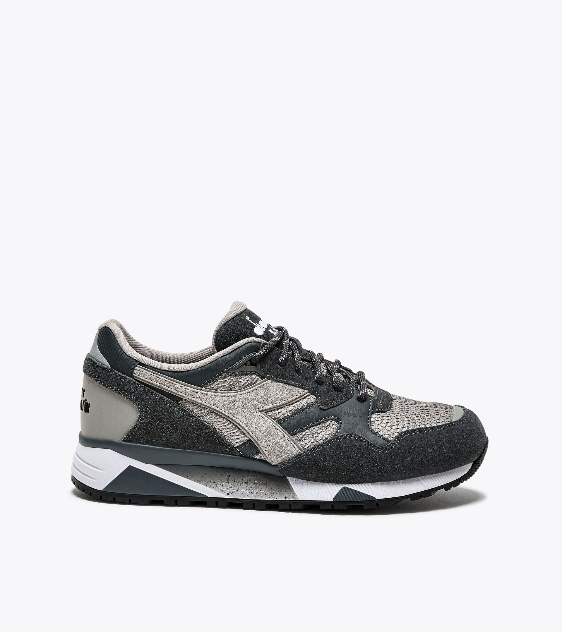 Sneaker - Uomo


 N9002 POLAR BLU OMBRA SCURA - Diadora