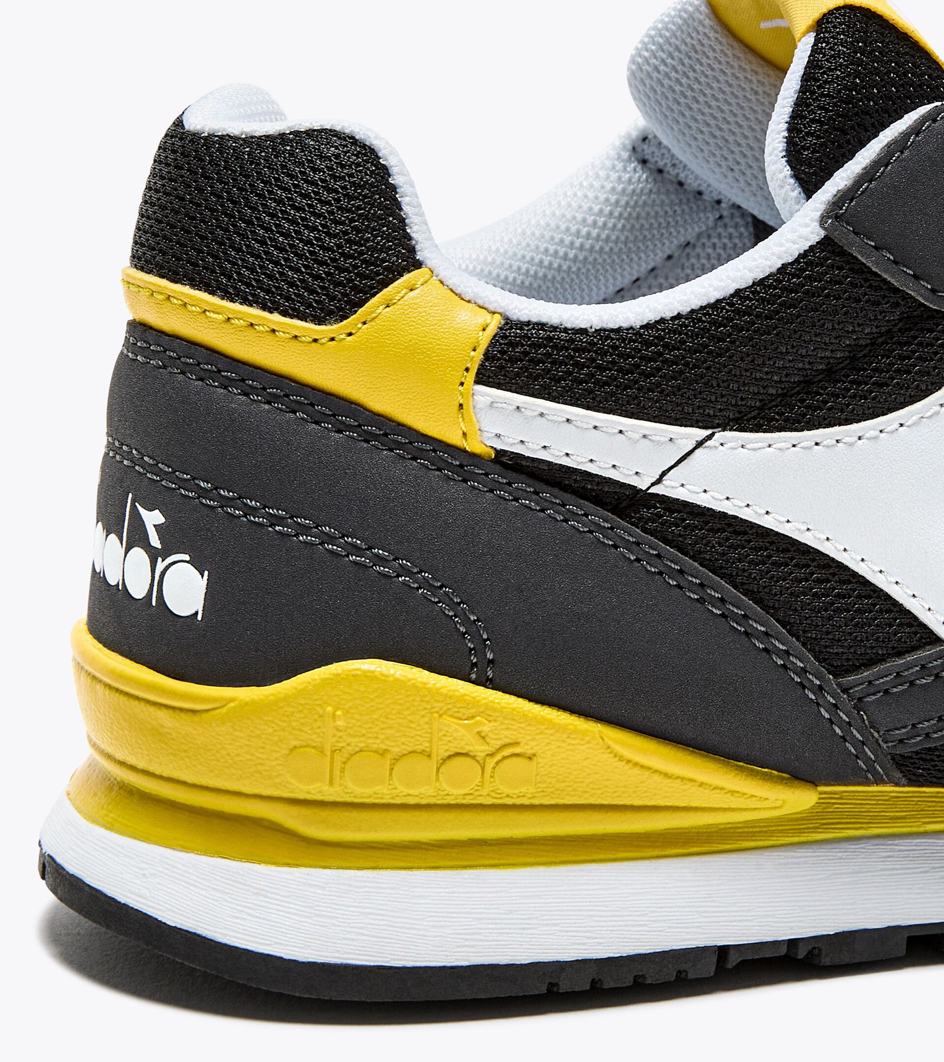 Sports shoes - Youth 8-16 years N.92 GS BLACK/CITRON - Diadora