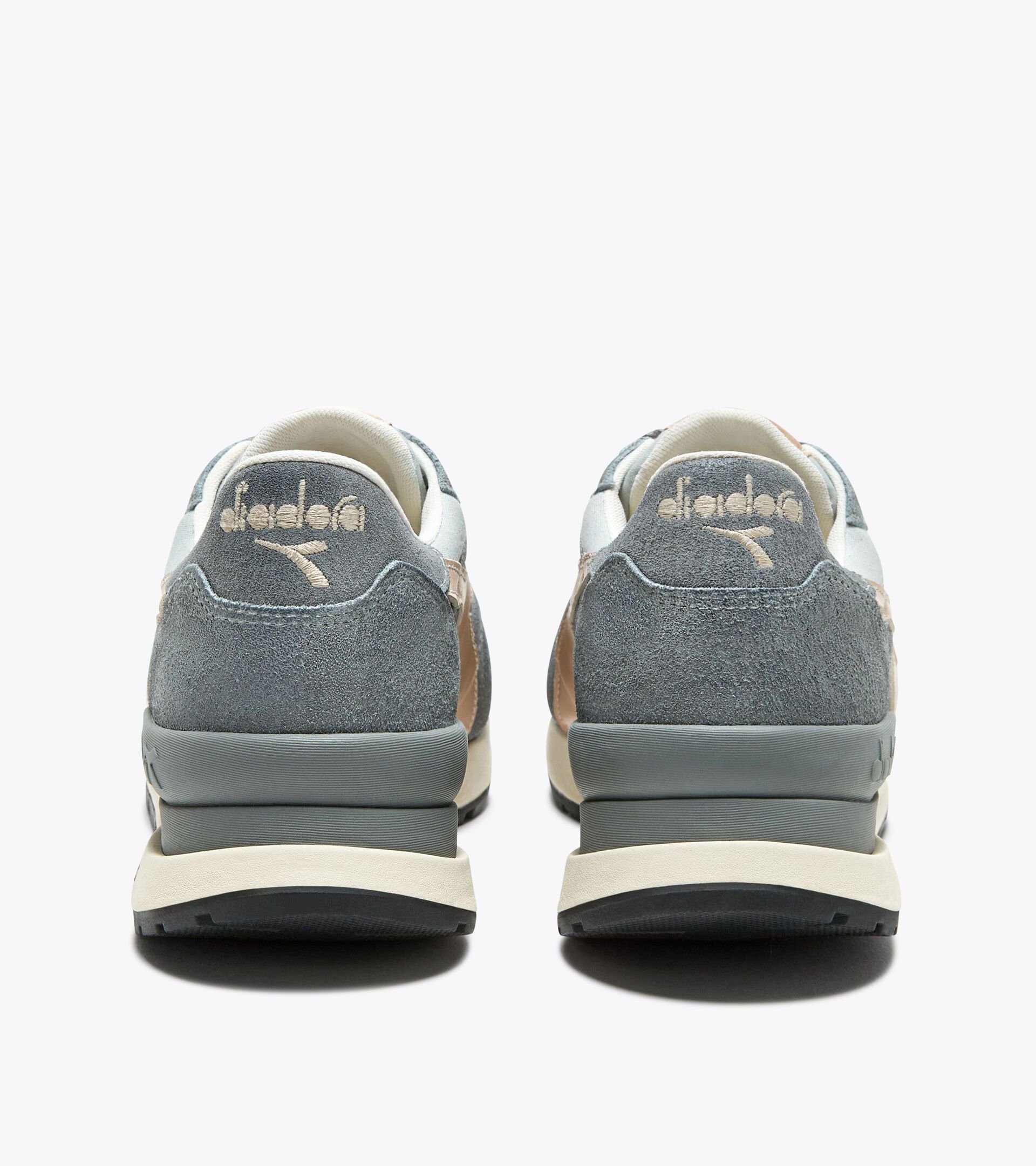 Sneaker Heritage - Gender Neutral
 CONQUEST SUEDE SW GRIGIO GRATTACIELO - Diadora