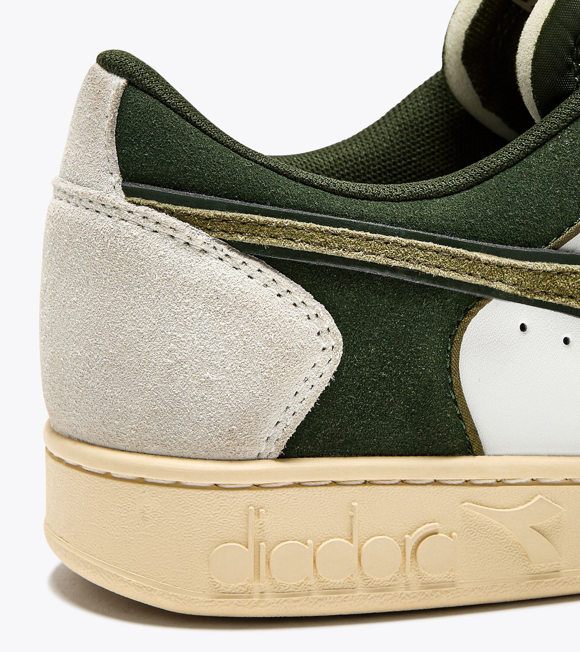 Zapatilla deportiva - Gender neutral MAGIC BASKET LOW SUEDE LEATHER WHITE/KOMBU GREEN - Diadora