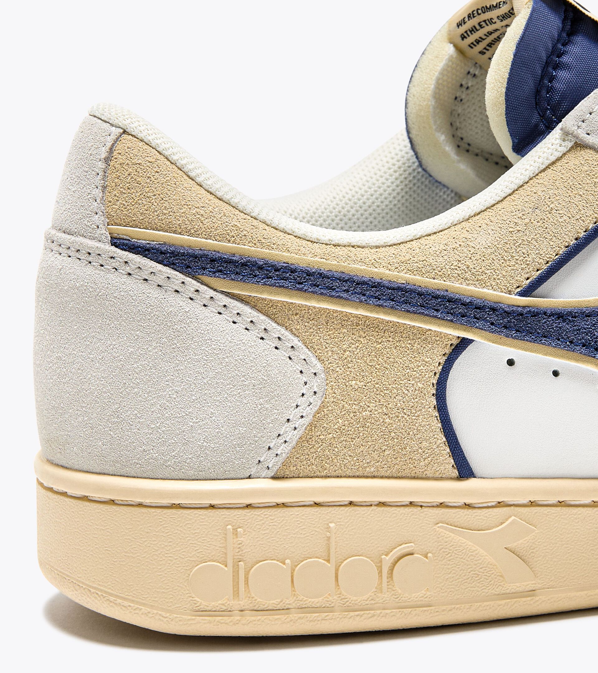 Sportschuh - Gender neutral MAGIC BASKET LOW SUEDE LEATHER BIANCO OTTICO/BLU MERLINO - Diadora