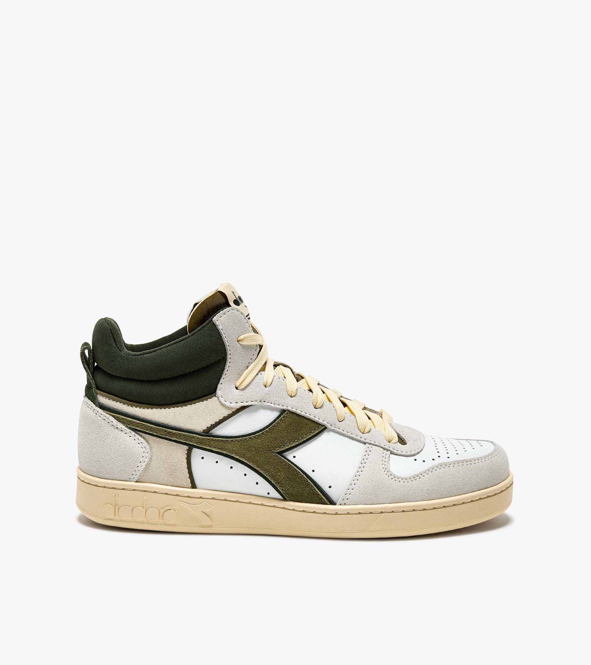 Sportschuh - Gender neutral MAGIC BASKET DEMI CUT SUEDE LEATHER WHITE/KOMBU GREEN - Diadora