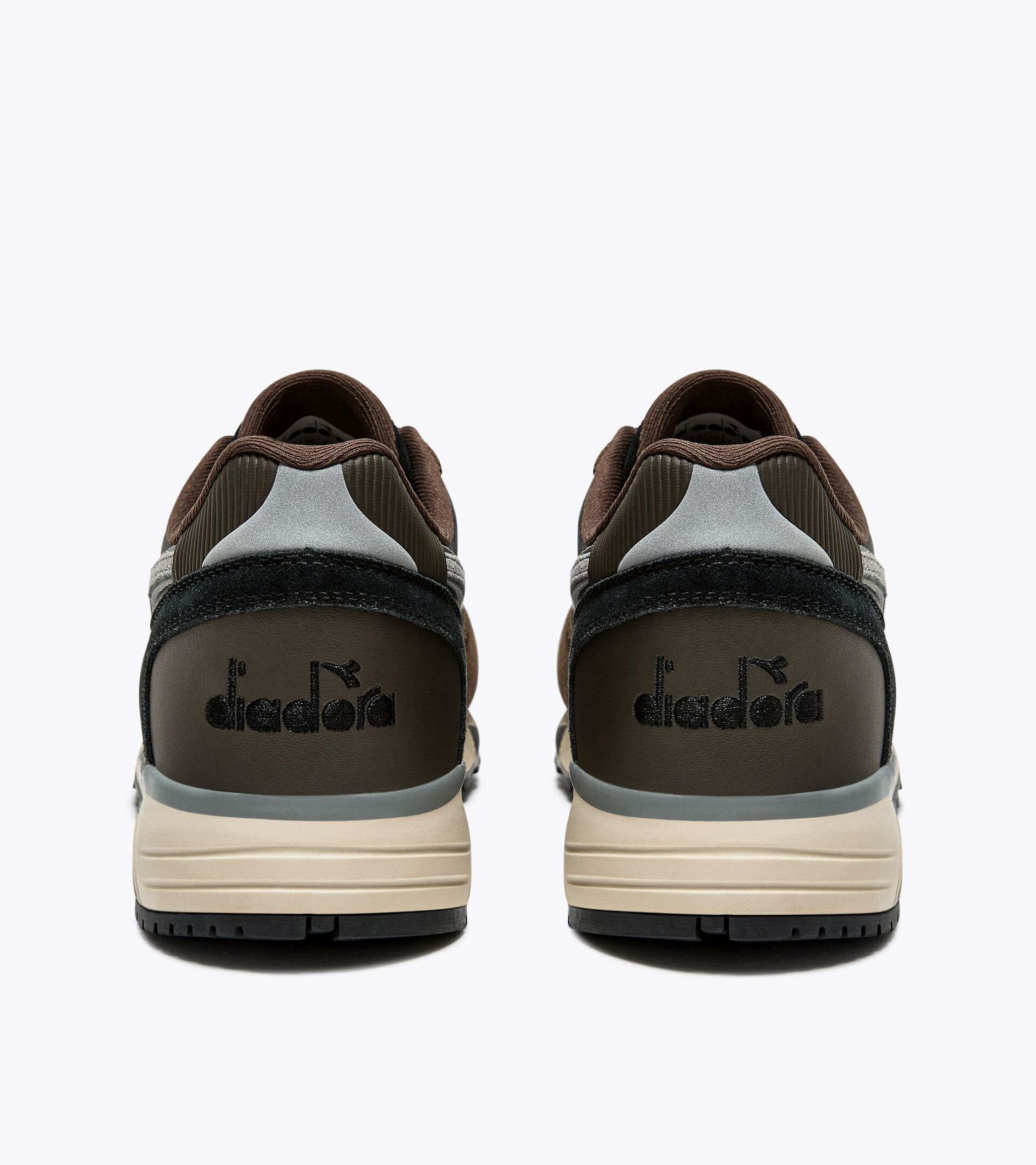 Sneakers - Homme


 N9002 POLAR BRUN FONCE - Diadora