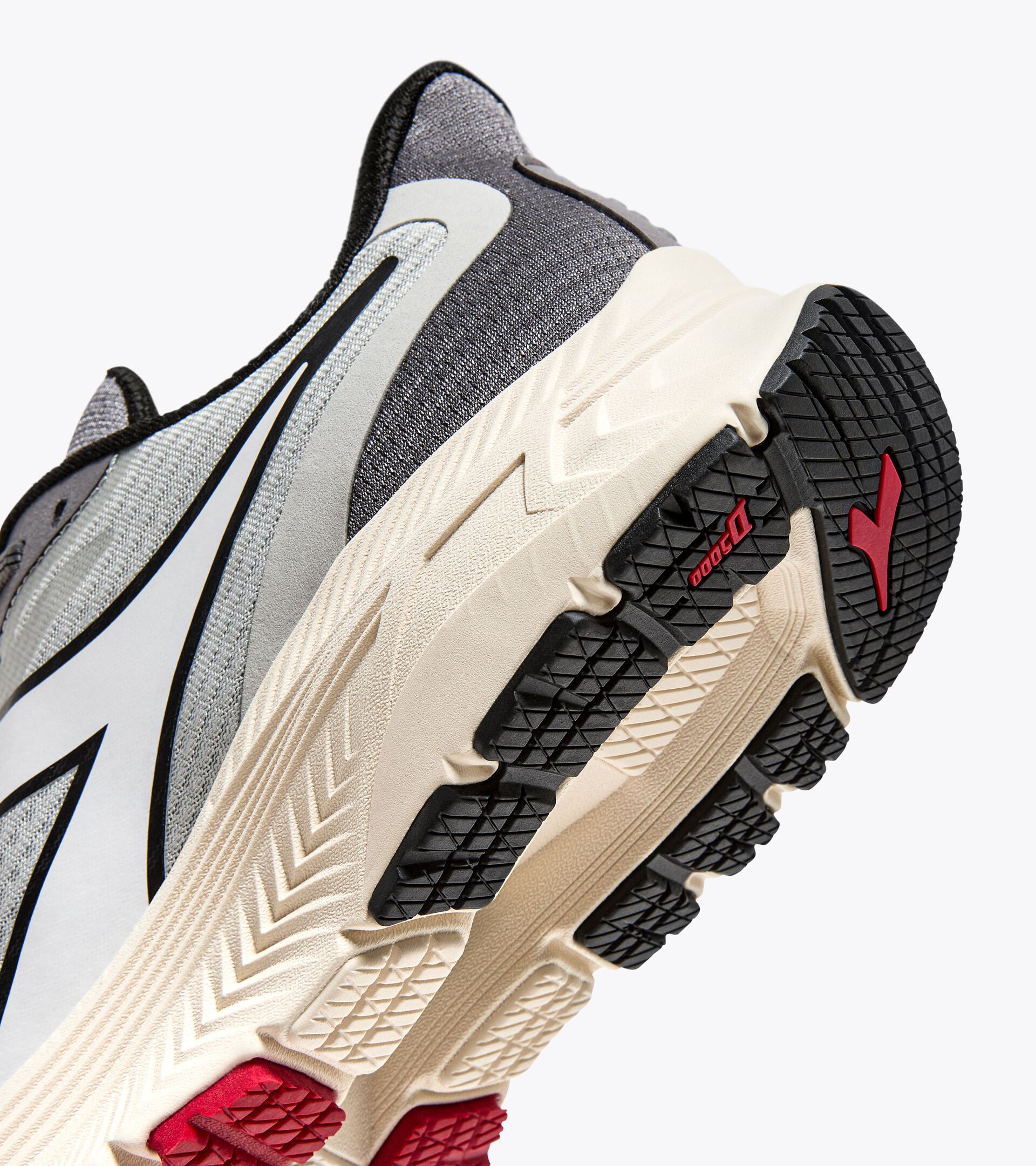 Running shoe - Cushioning and protection - Men’s MYTHOS BLUSHIELD 9 VORTICE SILVER DD/STEEL GRAY/BLACK - Diadora