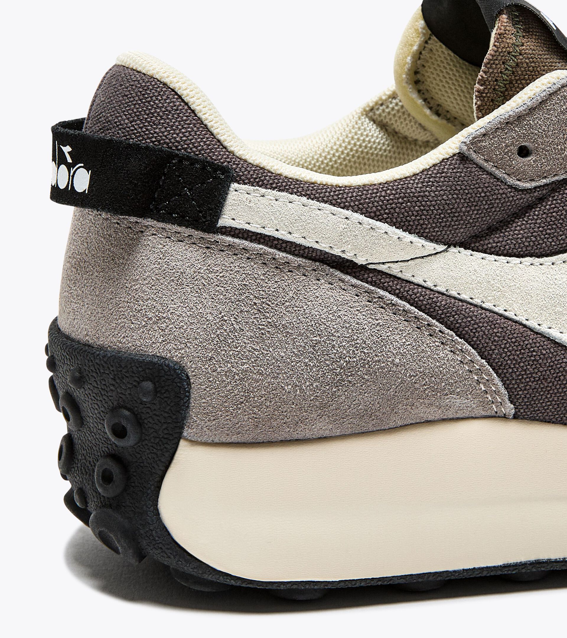 Chaussures de sportswear - Gender neutral RACE SUEDE SW NEUTRAL GRY/CASTLEROCK/DRIED - Diadora