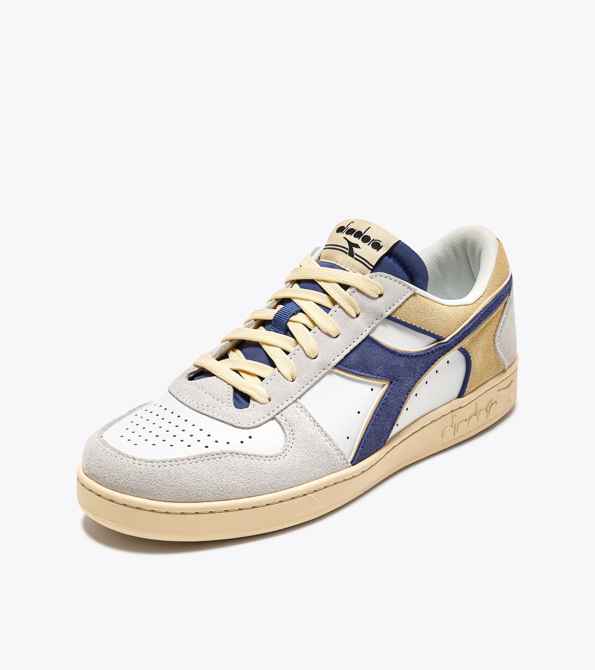 Sportschuh - Gender neutral MAGIC BASKET LOW SUEDE LEATHER BIANCO OTTICO/BLU MERLINO - Diadora