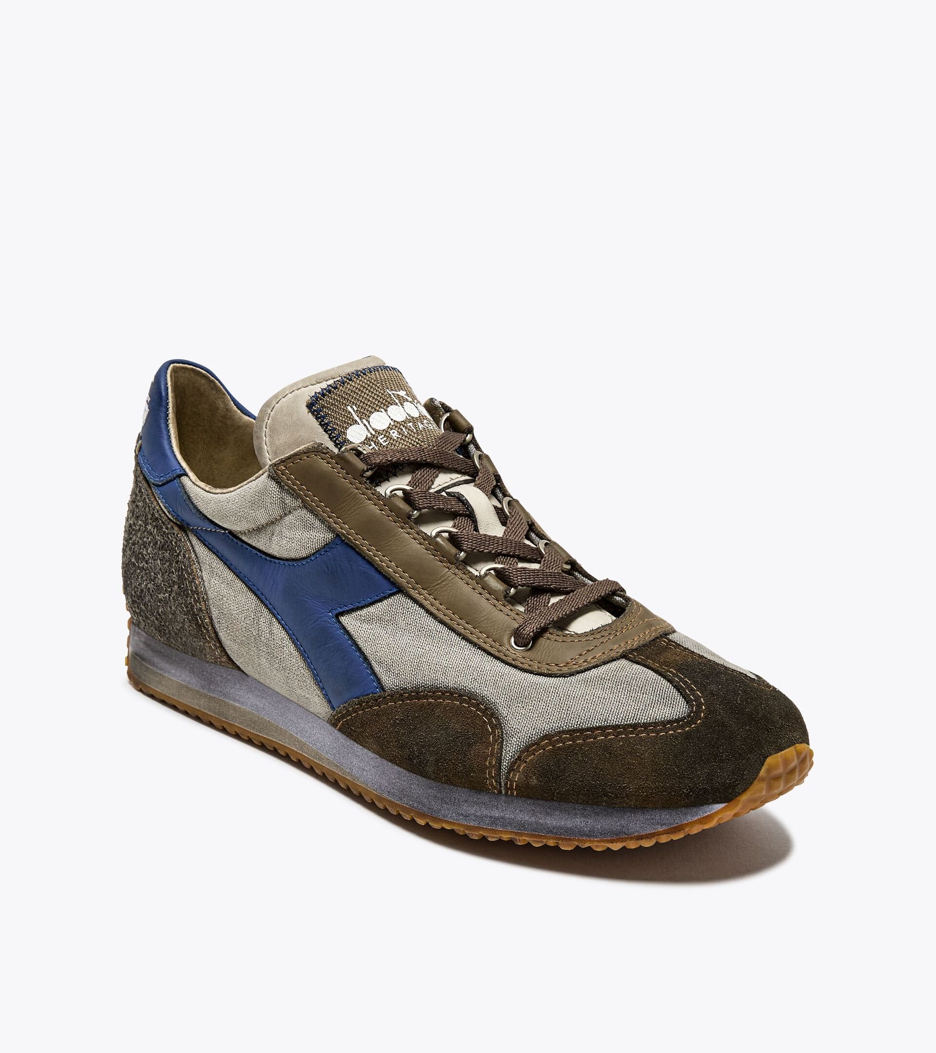 Zapatilla Heritage de piel - Gender neutral
 EQUIPE DIRTY SW EVO PIEDRA POMEZ - Diadora