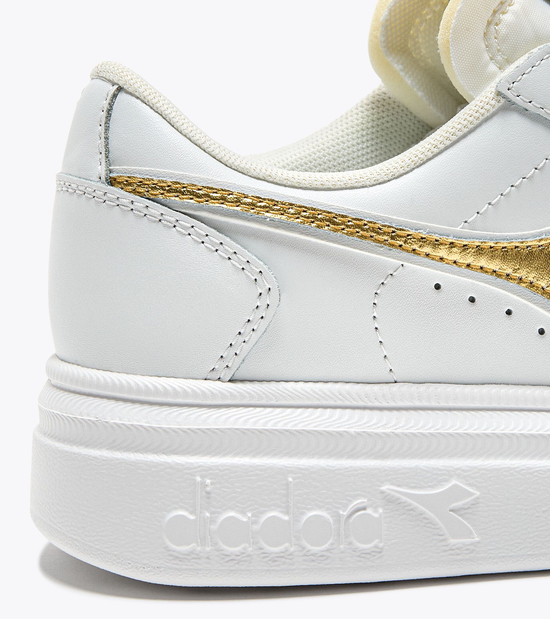 Sports sneakers - Women’s - Platform sole MAGIC BOLD METAL WN WHITE/GOLD - Diadora